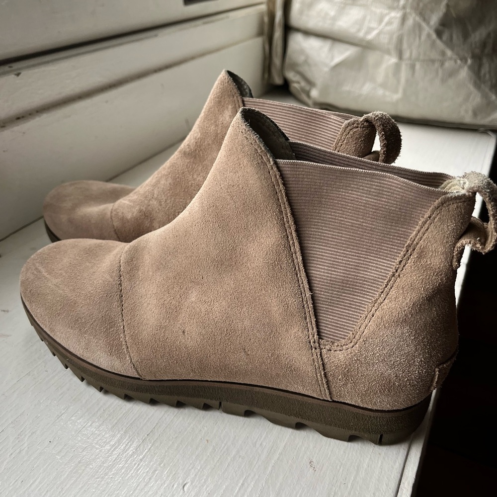 Sorel Harlow Chelsea boot ash suede EUC slip on elastic panel rugged sole